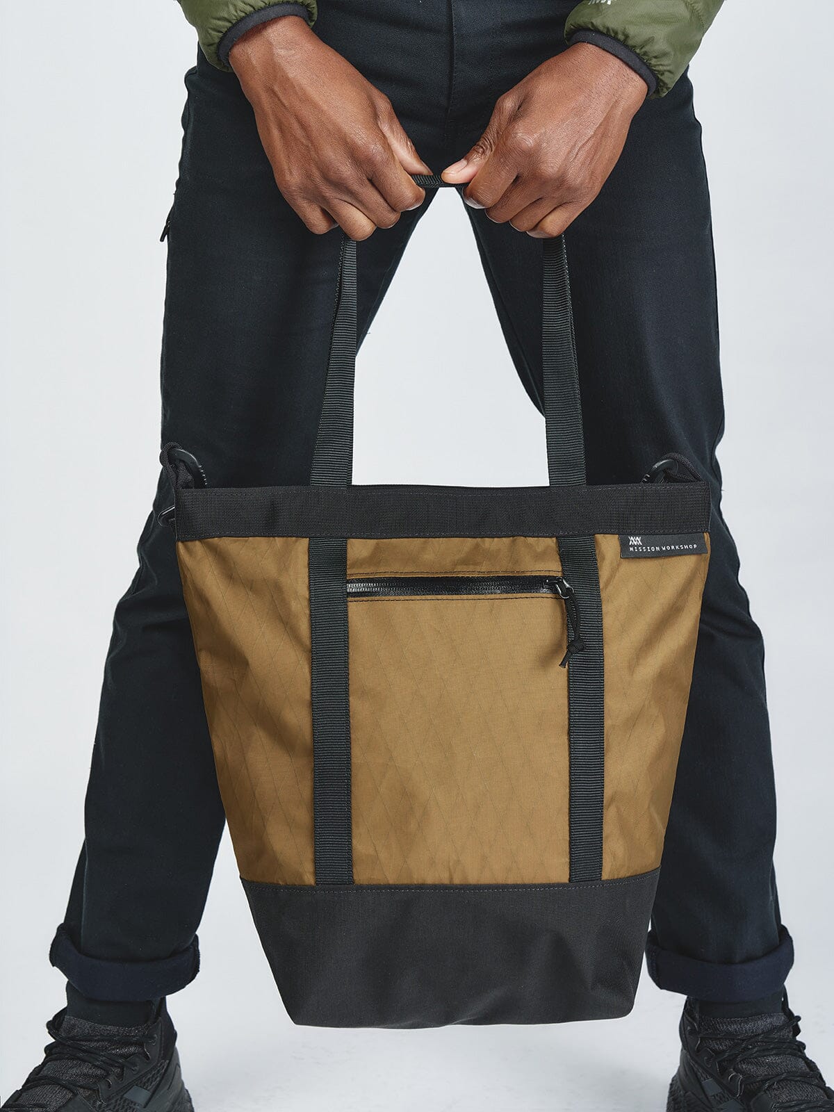 Helix 10L Tote byMission Workshop - 耐候性バッグ&テクニカルアパレル - サンフランシスコ&ロサンゼルス - 耐久性に優れた作り - 永久保証